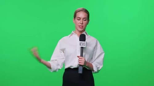 Breaking News Reporterin im Anzug schaut in die Kamera und spricht in ein Mikrofon auf einem Grün