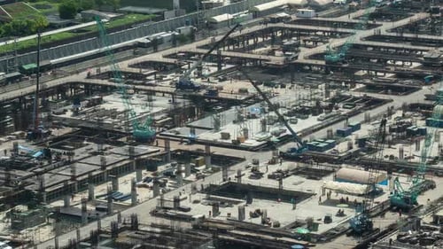 Zeitraffer einer Baustelle mit schweren Baumaschinen in Metropolis