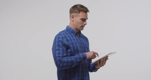 Homme utilisant une tablette