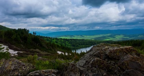 Mountain Lake Timelapse im Sommer oder Herbst
