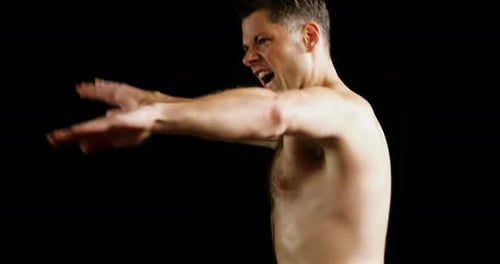 Mann übt Karate