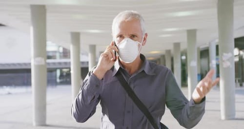 Kaukasischer Mann auf der Straße mit Gesichtsmaske gegen Coronavirus