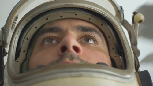 El astronauta cierra la ventana del casco
