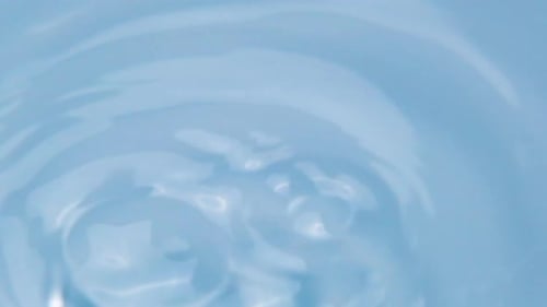 Nahaufnahme der Wassertextur mit Wassertropfen auf dem Wasser-Overlay-Effekt für Video-Mockup