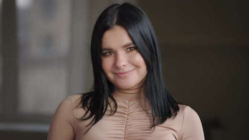 Porträt Ethnische Mexikanische spanische Brasilianerin Millennial Brunette Plus Size Model posiert