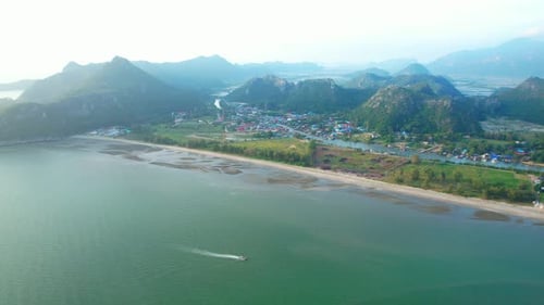 Ein Fischerdorf inmitten der wunderschönen Küste Thailands. Berge an der Küste des Meeres.