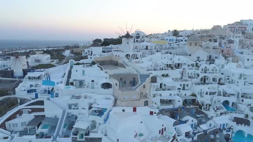Vista aérea sobrevolando la ciudad de Oia en Santorini Grecia