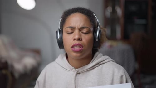 Appel vidéo POV d'une jeune femme afro-américaine désespérée dans des écouteurs parlant en se justifiant