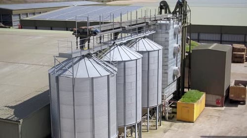 Getreidesilo und Verarbeitungsanlage auf einem Bauernhof