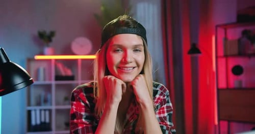 Blondie souriante heureuse avec boucle d'oreille dans son nez qui pose à la caméra