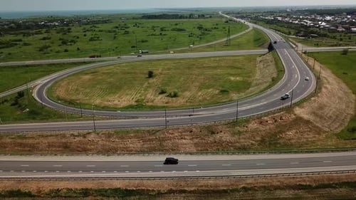 Survol aérien au-dessus de l'intersection moderne de la route routière sur le paysage rural