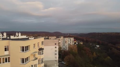 Luftaufnahme einer Drohne, die über die Gebäude fliegt.