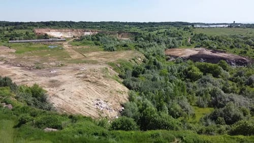 Vue aérienne par Drone d'un survol du paysage technogénique au milieu de champs agricoles ruraux.