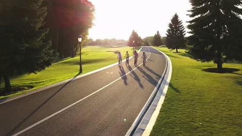 Radfahrer auf Fahrrädern im Freien Luftaufnahme