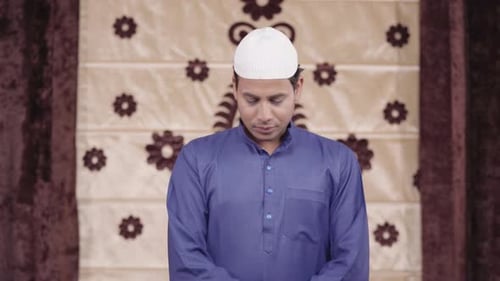 Muslimischer Mann bei Ramadan-Ritualen