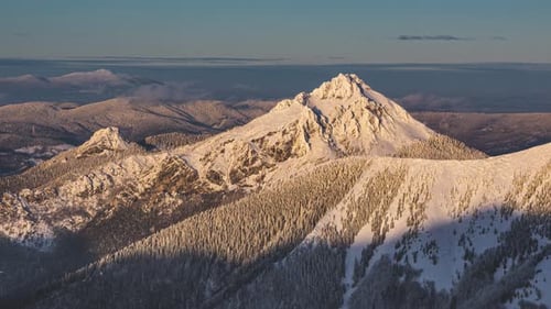 Sonnenuntergang Abenddämmerung in gefrorenen Alpen Berggipfel Kalter Winter Naturlandschaft 4K