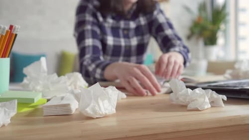 Exacerbation des allergies saisonnières : une jeune femme éternue