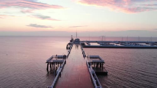 Leerer Pier bei Sonnenuntergang