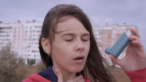 Teenager mit Asthmaanfall.