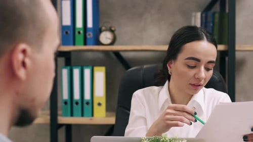 Managerin stellt neuen Mitarbeiter im Büro ein