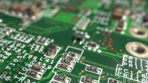 Extreme Nahaufnahme einer grünen Leiterplattenelektronik, aufgenommen mit Dolly