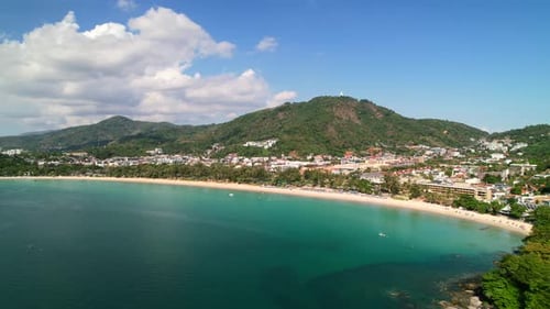 Zumbido aéreo de una hermosa playa de arena blanca y aguas turquesas cristalinas en la playa de Karon en Phuket Thai