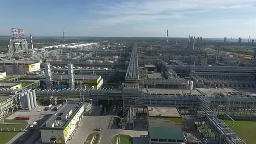 Vista aérea de una enorme refinería de petróleo