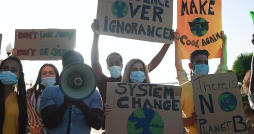 Un groupe de manifestants sur la route, des jeunes de différentes cultures luttent pour le changement climatique
