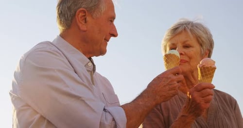 Pareja mayor tomando helado en promenade 4k