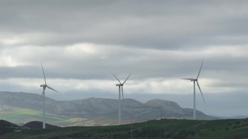 Windturbinen an einem bewölkten Tag