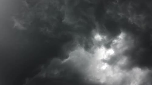 Dunkle Gewitterwolken bewegen sich