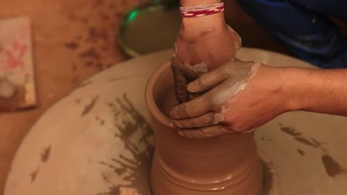 Potter at Work stellt Keramikgeschirr her