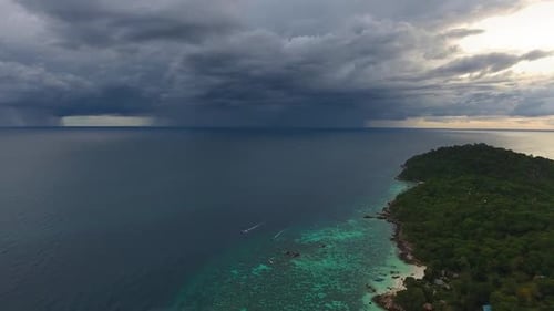 Über Meer zum Gewitter am Horizont fliegen