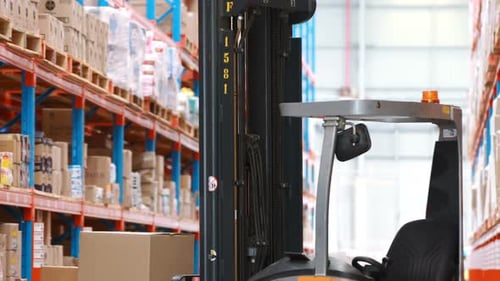 Mit Kartons beladener Gabelstapler