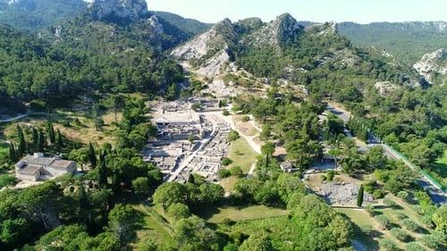 Archäologische Stätte Glanum in Saint-Remy-de-Provence vom Himmel aus gesehen