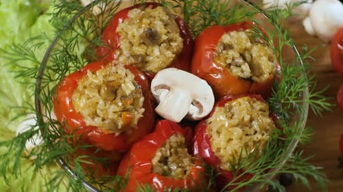 Gefüllte Paprikaschoten mit Champignons in einer Glasschale Wirbel