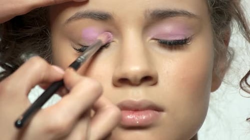 Hand verwendendes Make-up-Pinsel, Lidschatten.