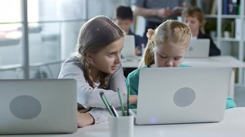 Filles qui étudient ensemble