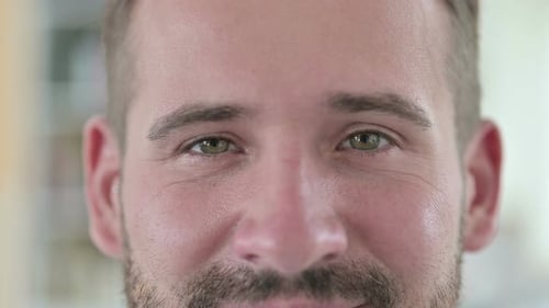 Close-up de um jovem levantando as sobrancelhas