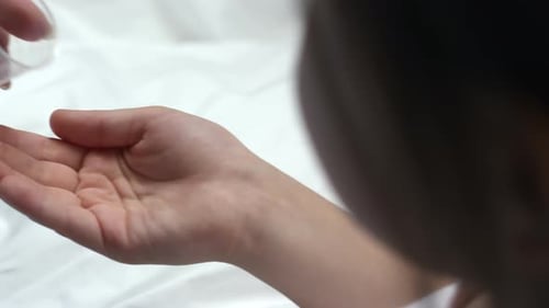 Patientin, die Tabletten einnimmt