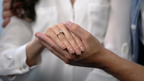 Mann hält zärtlich Verlobte Hand mit Verlobungsring, zukünftige Familie, Liebe