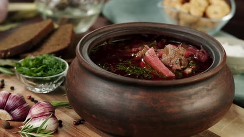 Espolvorear eneldo verde y perejil en un primer plano de borsch hervido Cocinar sopa hecha de remolacha