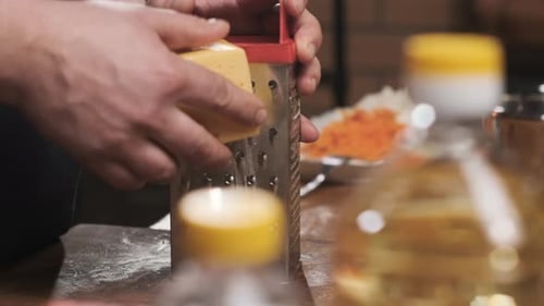 Männlicher Chef Rubcheese auf Eisenreibe