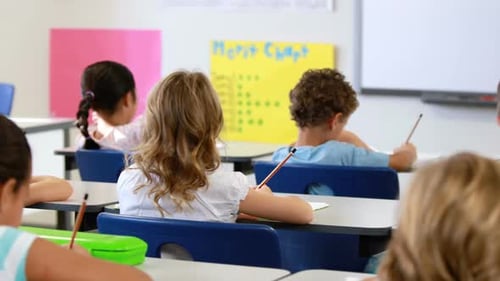 Crianças da escola estudando em sala de aula
