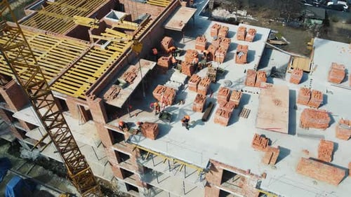 Vuelo sobre la construcción de un edificio de varios pisos