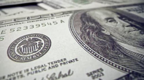 Amerikanischer Einhundert-Dollar-Banknotenstapel auf dem Schreibtisch