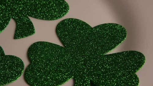 Rotierende Stock-Bildmaterial von St. Patty's Day Kleeblättern auf einer weißen Oberfläche - ST PATTYS 006