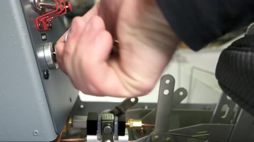 Llave de avión que gira a mano.