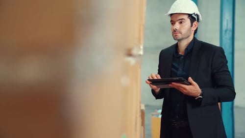 Werksleiter verwendet Tablet-Computer im Lager oder in der Fabrik