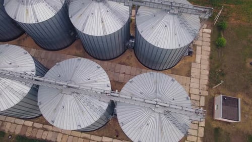 Getreideaufzug und landwirtschaftliches Lager. Behälter, Silos zur Lagerung landwirtschaftlicher Nutzpflanzen